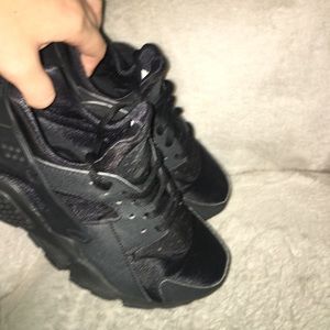 Nike Shoes - Black nike huaraches Nike Shoes - Black nike huaraches